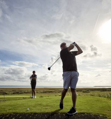 Golfer beim Abschlag auf Golfplatz