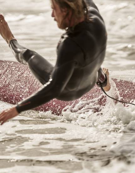 Mann fällt vom Surfboard in die Nordsee