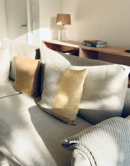 Innenansicht Wohnraum mit Couch und Sideboard