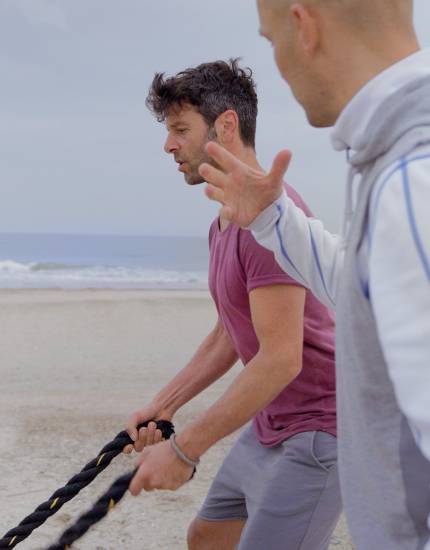 Männer beim Training am Strand