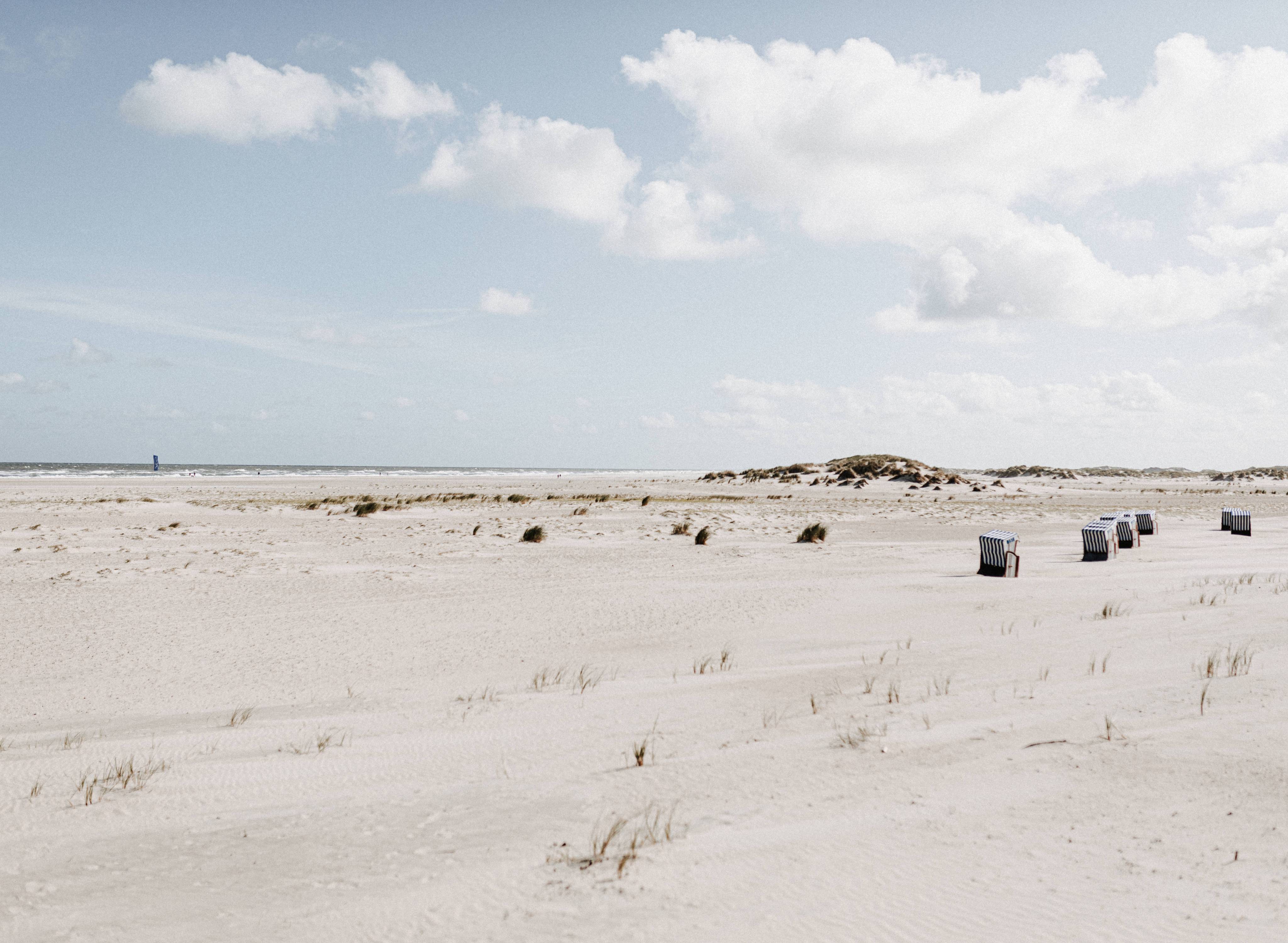 Panoramablick über die weißen Dünen von Norderney